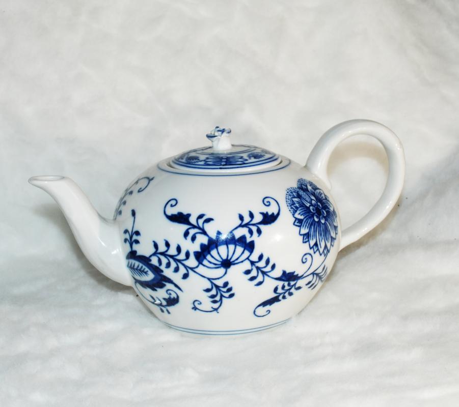 ORIGINAL ZWIEBELMUSTER BOHEMIAN BLUE ONION TEA POT