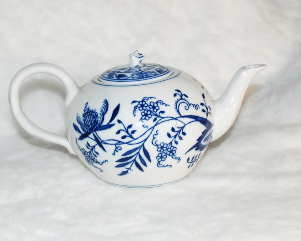 ORIGINAL ZWIEBELMUSTER BOHEMIAN BLUE ONION TEA POT