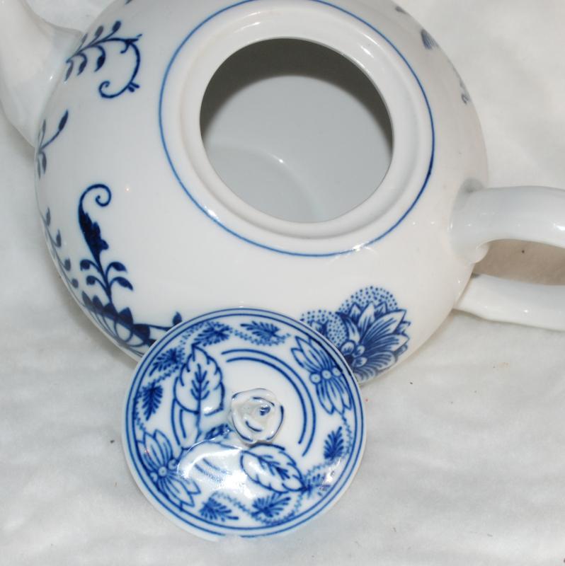 ORIGINAL ZWIEBELMUSTER BOHEMIAN BLUE ONION TEA POT