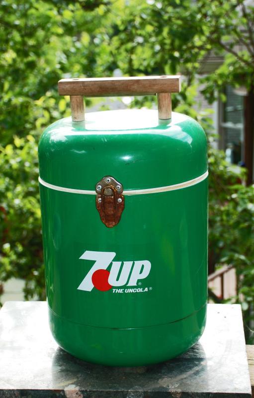 Rare 7up The UnCola Cooler, Picnic Ice Chest , Metal Round with Wood Handle