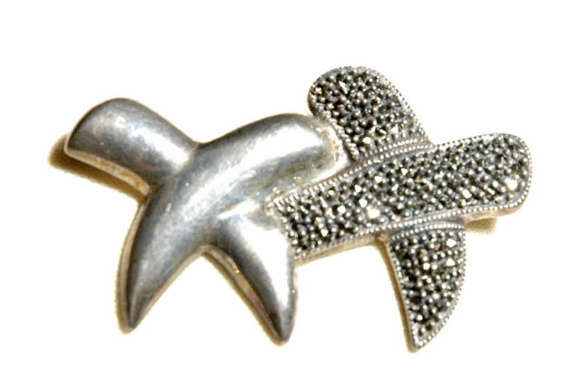 Double X 's Dos Equis Sterling Maracite Pin