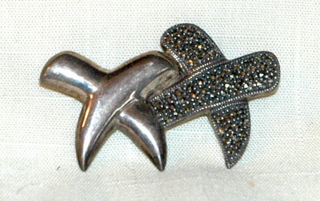 Double X 's Dos Equis Sterling Maracite Pin