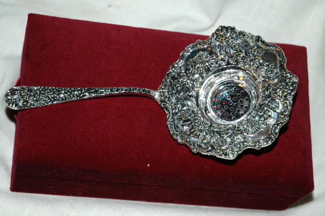 American Silversmith Collection Godinger Tea Stainer in Velvet Box