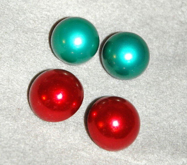 2 pair of plastic dome clip on earrings