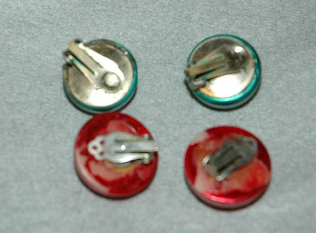 2 pair of plastic dome clip on earrings