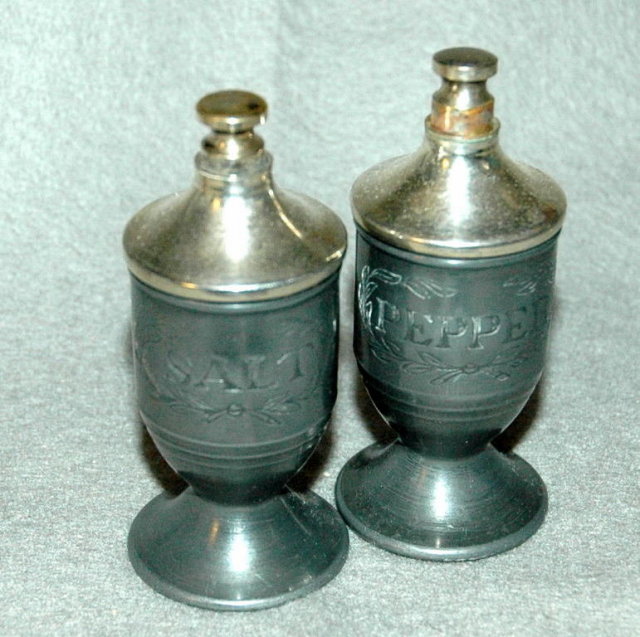 Pasnik Shakeless Cellers salt & pepper dispensers