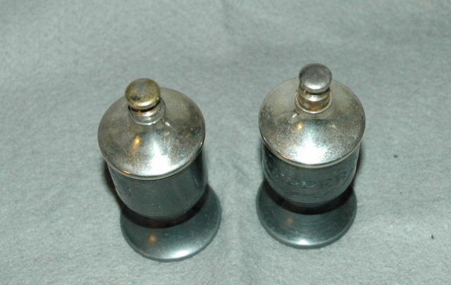 Pasnik Shakeless Cellers salt & pepper dispensers