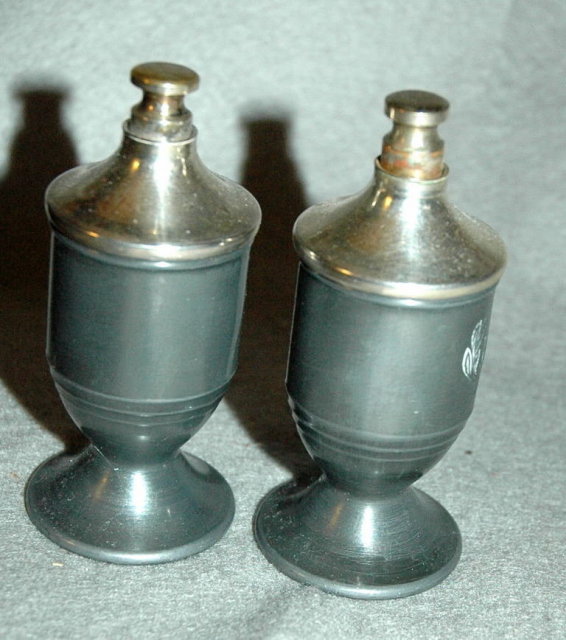 Pasnik Shakeless Cellers salt & pepper dispensers
