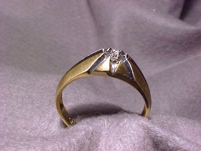 Star Setting 10K gold Diamond Ring ( signed)