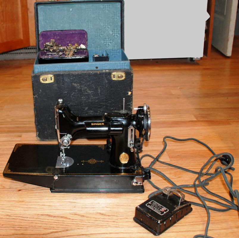 Singer Featherweight Sewing Machine With Case & Accessories