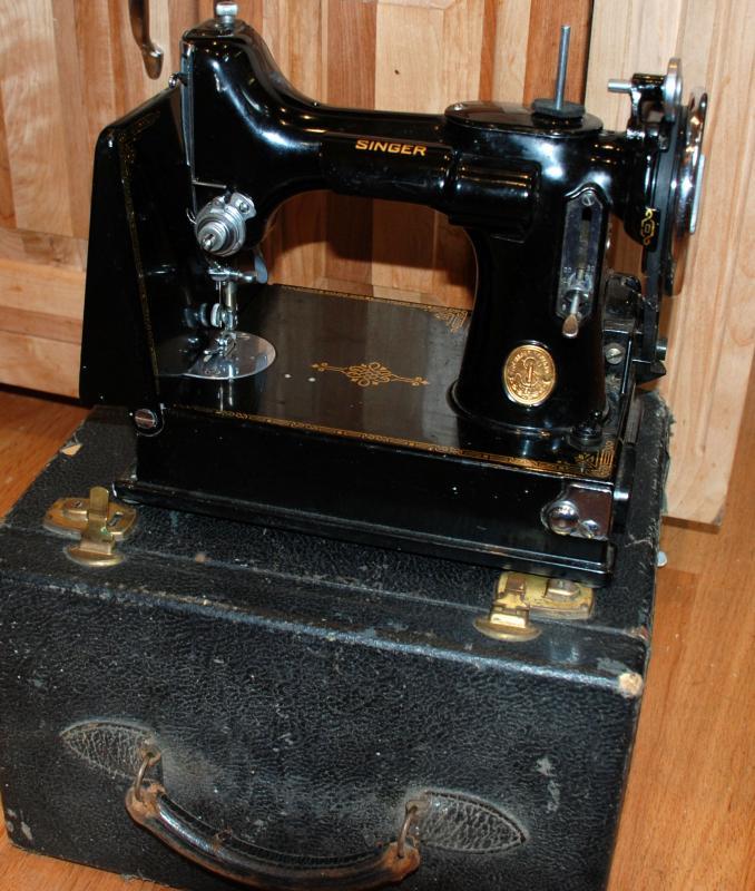 Singer Featherweight Sewing Machine With Case & Accessories