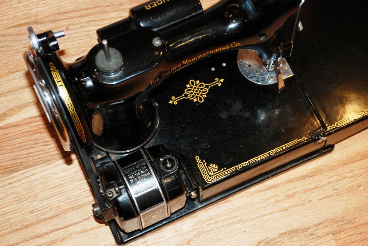 Singer Featherweight Sewing Machine With Case & Accessories