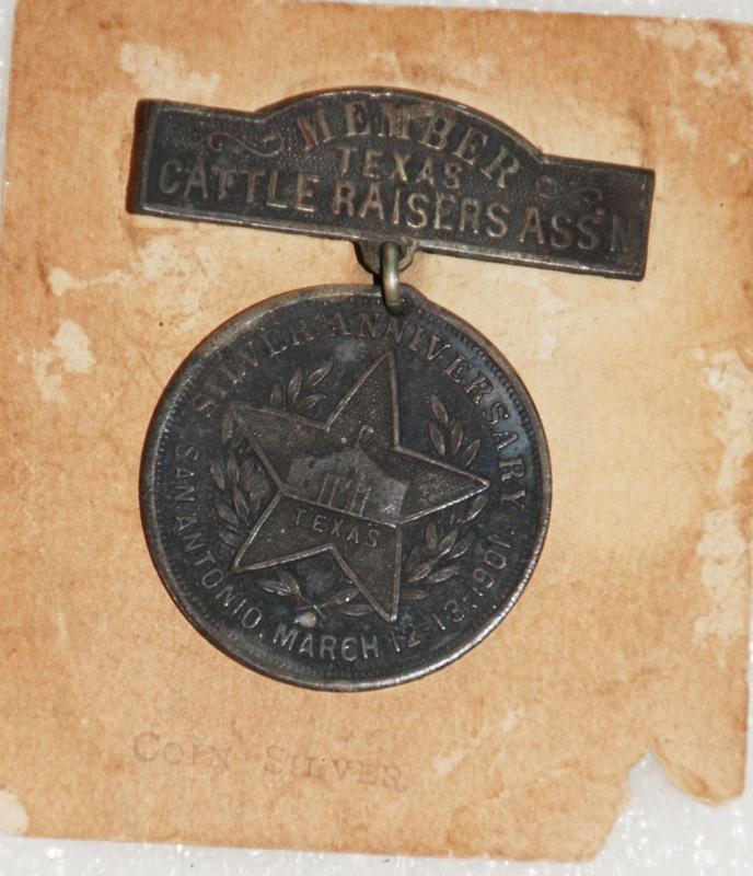 TEXAS CATTLE RAISERS ASSOCIATION Silver Anniversary San Antonio March 12 -13 1901 MEMBER Badge On Card RARE