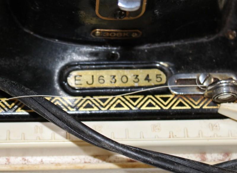 Singer 306K Zig Zag Sewing Machine with case