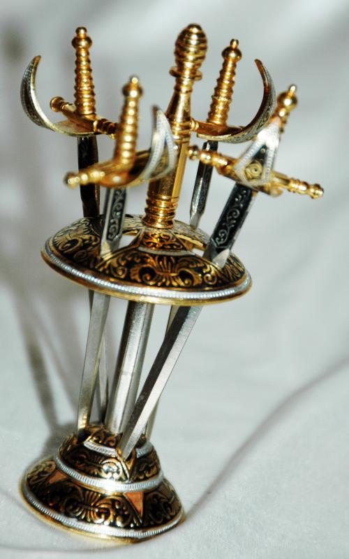 DAMASCENE SPANISH SWORDS HORS D'OEUVRE COCKTAIL APPETIZER 4 SWORD PICK BAR SET