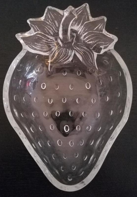 2 Matching Studio Nova Mikasa Crystal-Clear Glass Strawberry Bowls