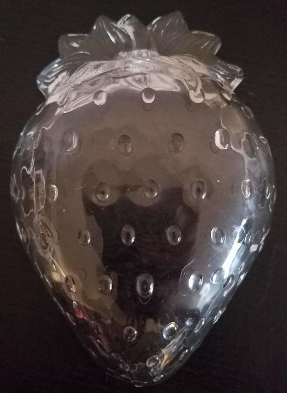 2 Matching Studio Nova Mikasa Crystal-Clear Glass Strawberry Bowls