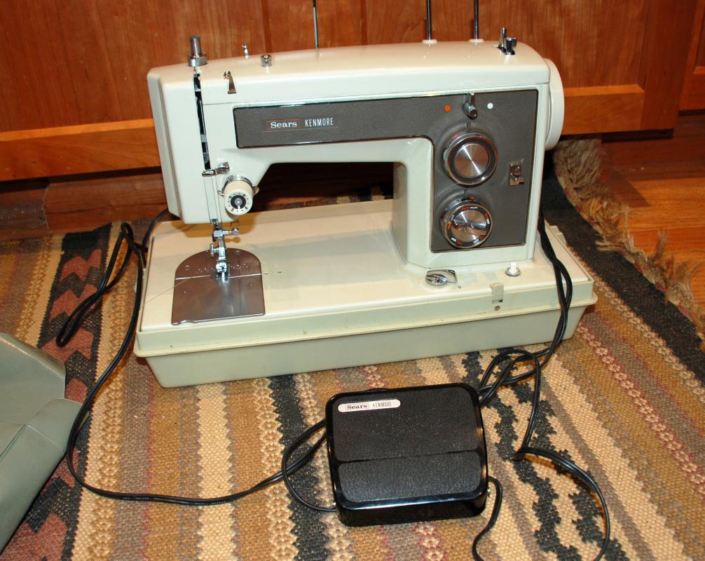 Sears Kenmore 158 141 Heavy Duty Sewing Machine with Case , Excellent condition