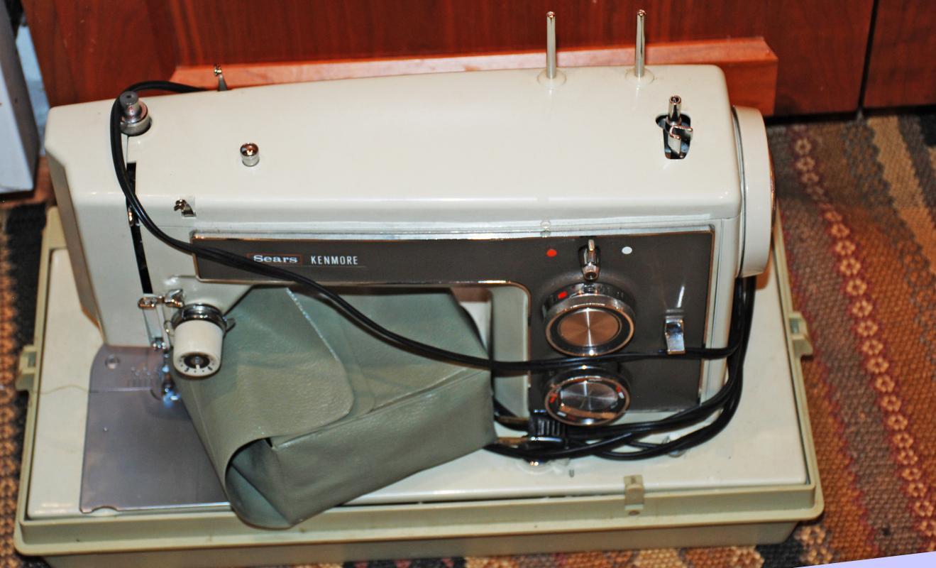 Sears Kenmore 158 141 Heavy Duty Sewing Machine with Case , Excellent condition