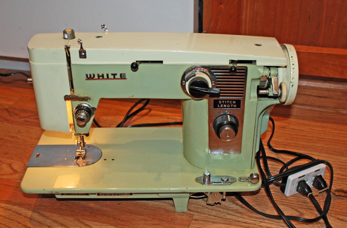 INDUSTRIAL STRENGTH WHITE 530 SEWING MACHINE