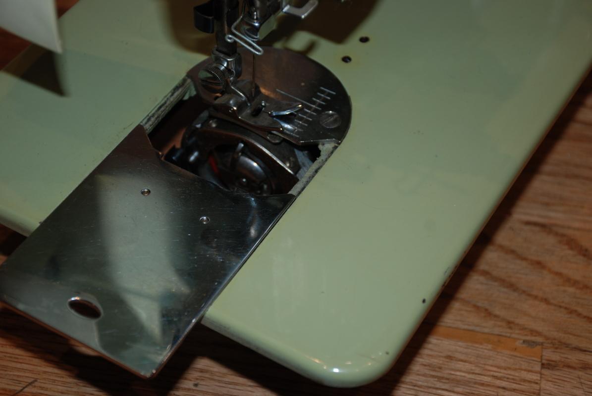 INDUSTRIAL STRENGTH WHITE 530 SEWING MACHINE