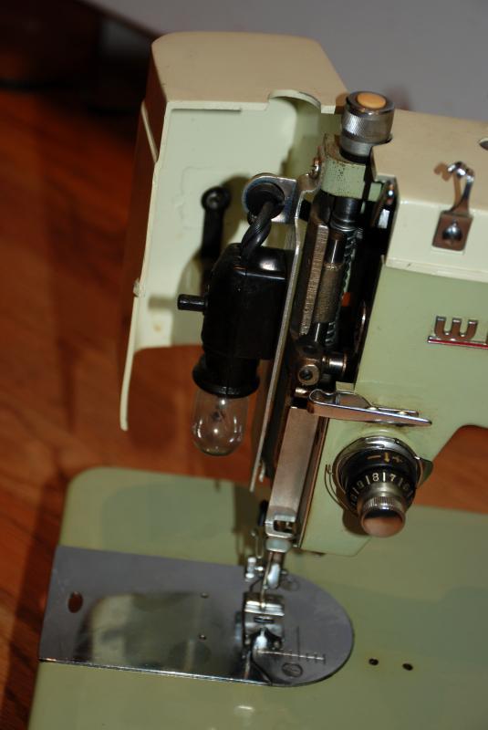 INDUSTRIAL STRENGTH WHITE 530 SEWING MACHINE