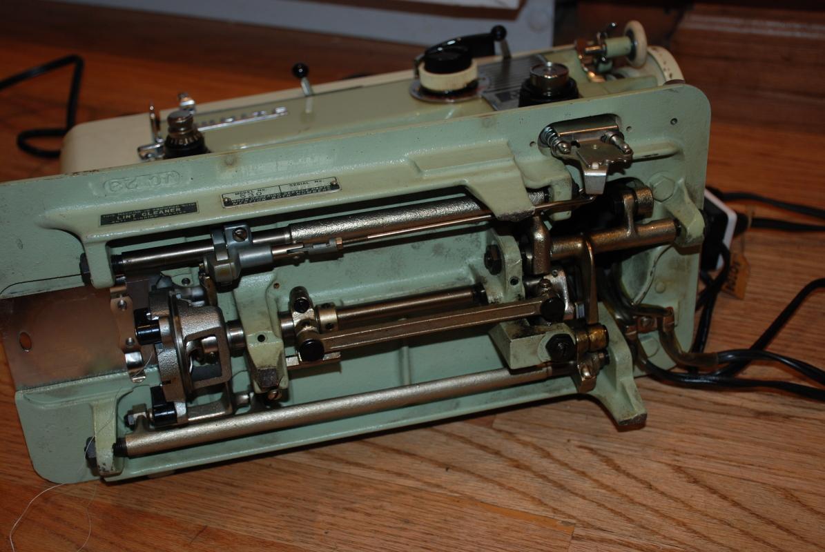 INDUSTRIAL STRENGTH WHITE 530 SEWING MACHINE