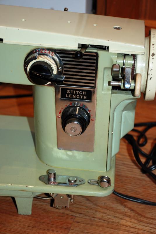 INDUSTRIAL STRENGTH WHITE 530 SEWING MACHINE