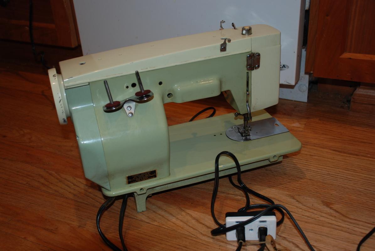 INDUSTRIAL STRENGTH WHITE 530 SEWING MACHINE