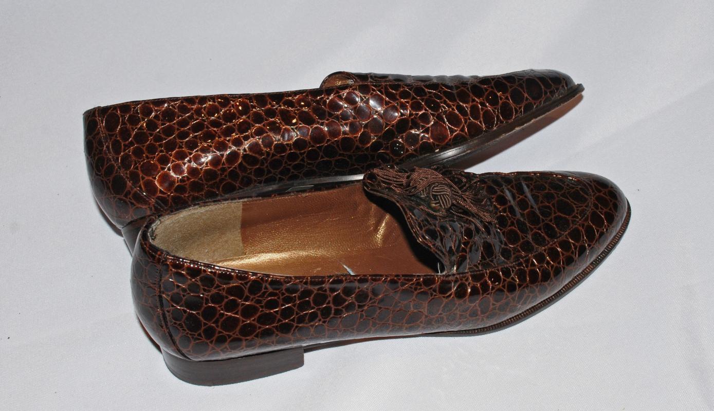 Stuart Weiztman 9 S Vintage Brown Moc Crocodile Loafers with Tassels