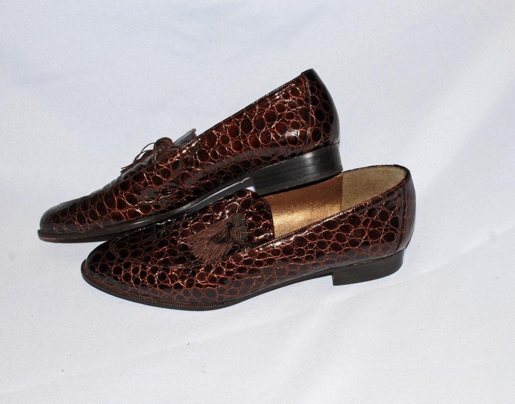 Stuart Weiztman 9 S Vintage Brown Moc Crocodile Loafers with Tassels