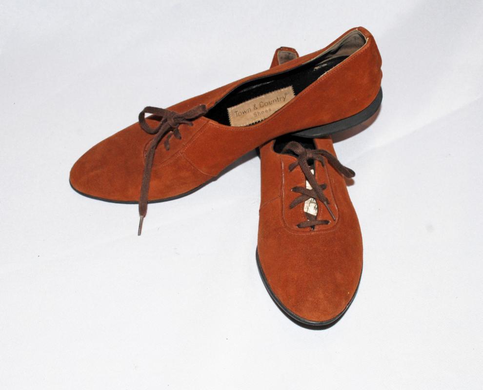 Town & Country Suede Shoes Lace Up with Low Heal, Flats Size 7.5 Narrow, Vintage