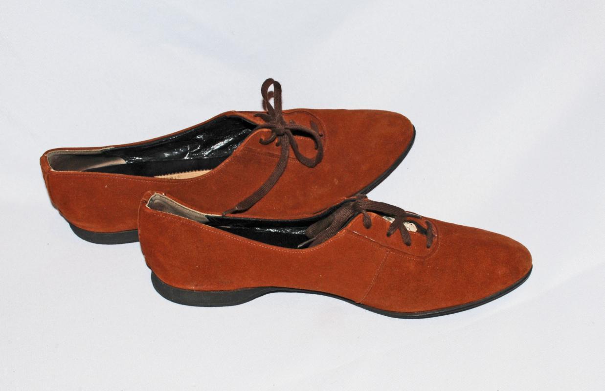 Town & Country Suede Shoes Lace Up with Low Heal, Flats Size 7.5 Narrow, Vintage