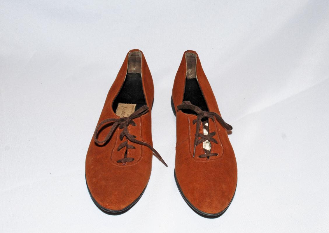 Town & Country Suede Shoes Lace Up with Low Heal, Flats Size 7.5 Narrow, Vintage