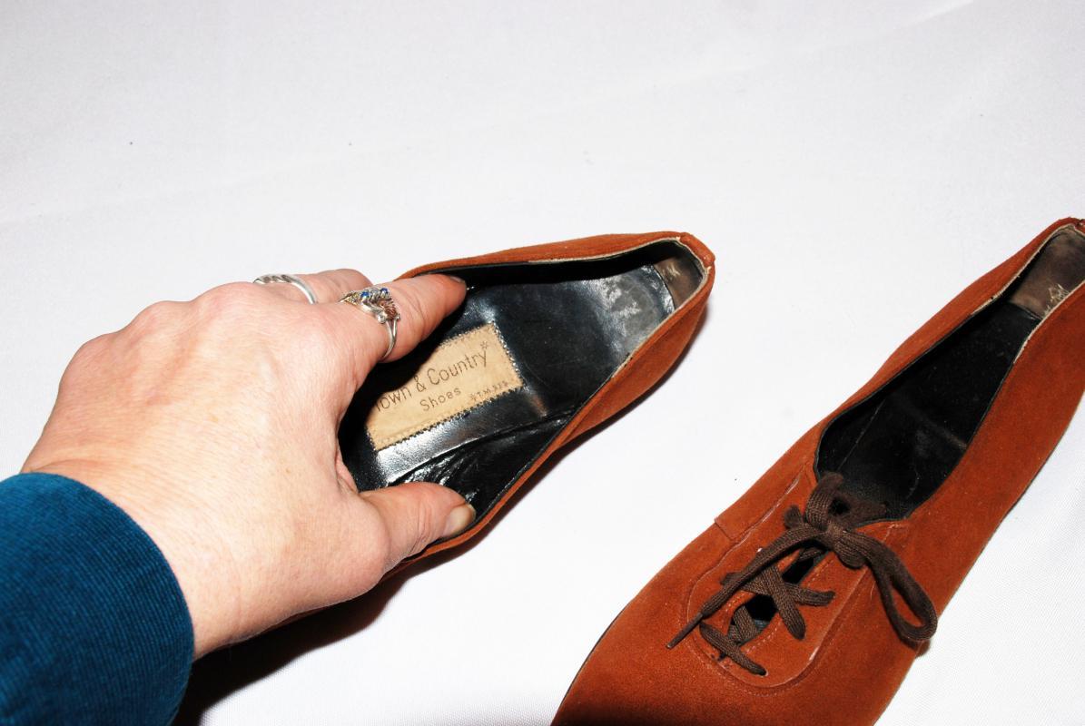 Town & Country Suede Shoes Lace Up with Low Heal, Flats Size 7.5 Narrow, Vintage