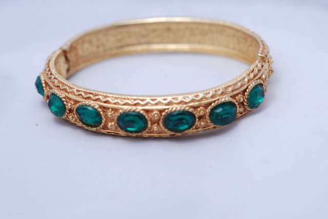 Lovely green glass stone/gold tone hinged bangle bracelet.