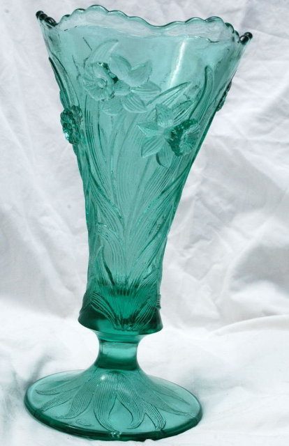 Fenton Glass Daffodil Vase