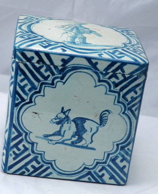 Old Tin Hunting theme blue white with hinged lid