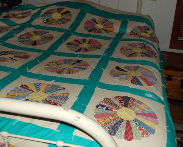 DRESDEN PLATE QUILT Hand made vintage 106