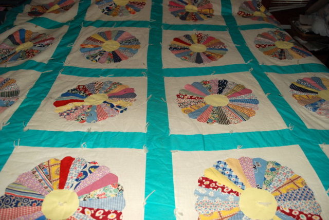 DRESDEN PLATE QUILT Hand made vintage 106