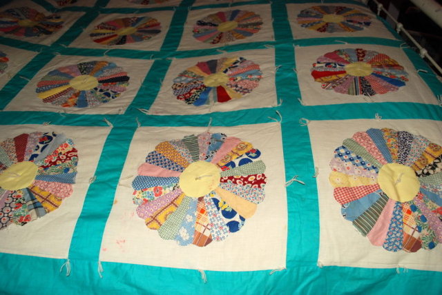 DRESDEN PLATE QUILT Hand made vintage 106