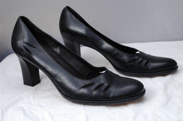 Vintage Etienne Aigner Black Heels Pumps with Cut outs size 8.5 M