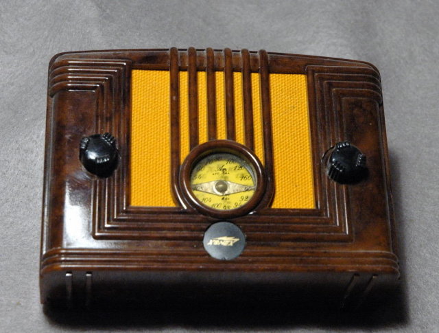 XONEX RETRO STYLED TRANSISTOR RADIO