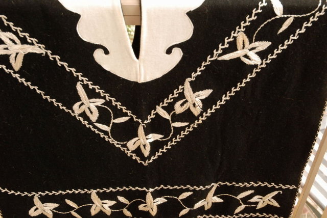 Spanish Embroidered Alpaca Wool Felt Poncho Serape Warm and Stylish * PRICED REDUCED! ** Free Shipping !