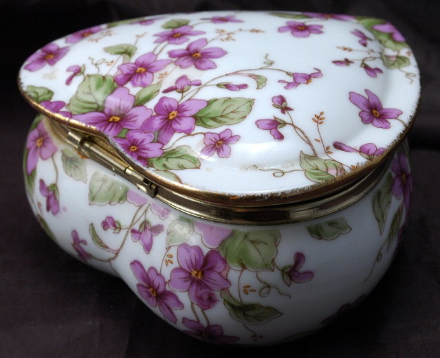 Lefton Porcelain Musical Heart Tinket box