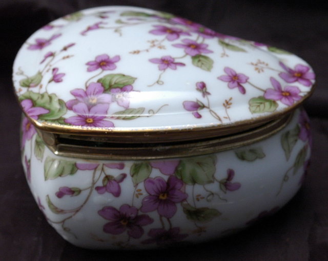 Lefton Porcelain Musical Heart Tinket box
