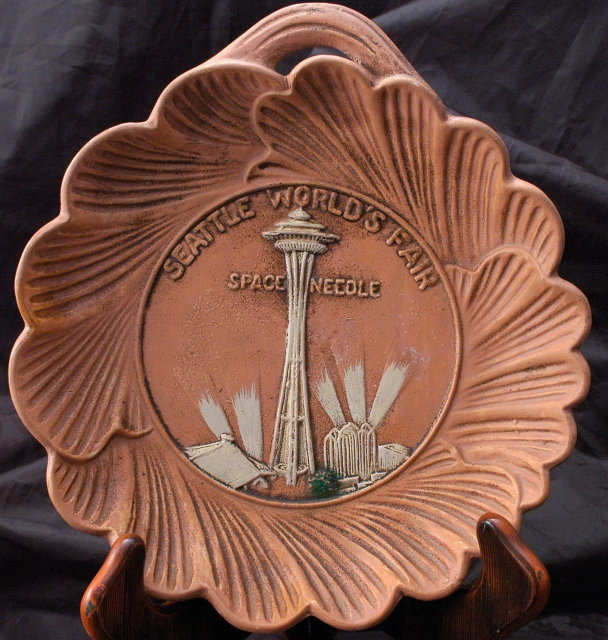 1962 SEATTLE WORLDS FAIR SPACE NEEDLE WALL PLAQUE DISH