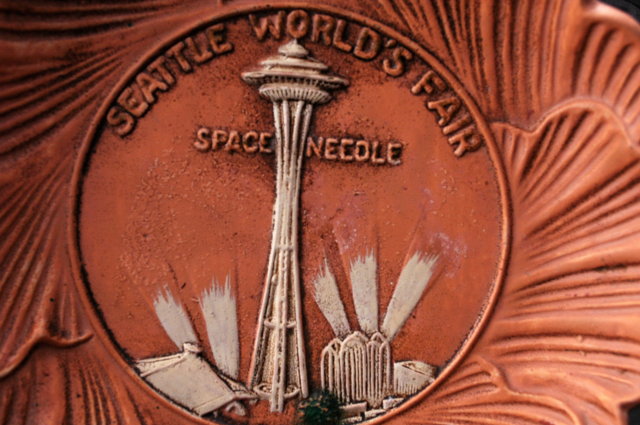 1962 SEATTLE WORLDS FAIR SPACE NEEDLE WALL PLAQUE DISH