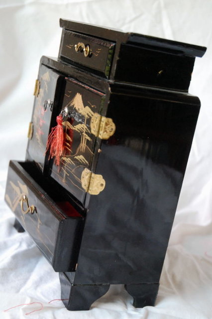 Vintage Japanese Black Lacquer-ware Wood Jewelry Chest * PRICED REDUCED! **